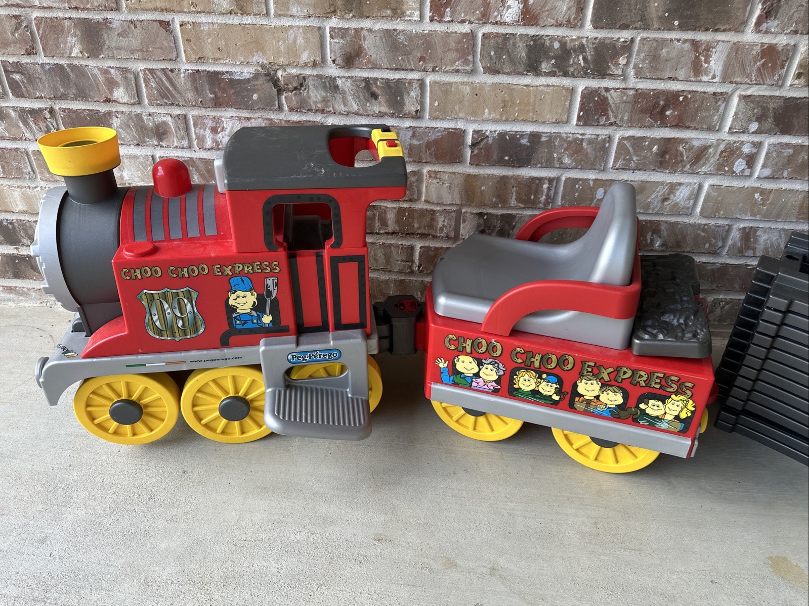 🚂 CHOO CHOO EXPRESS Train Ride On w Track!! Charger & Battery Peg Perego – READ