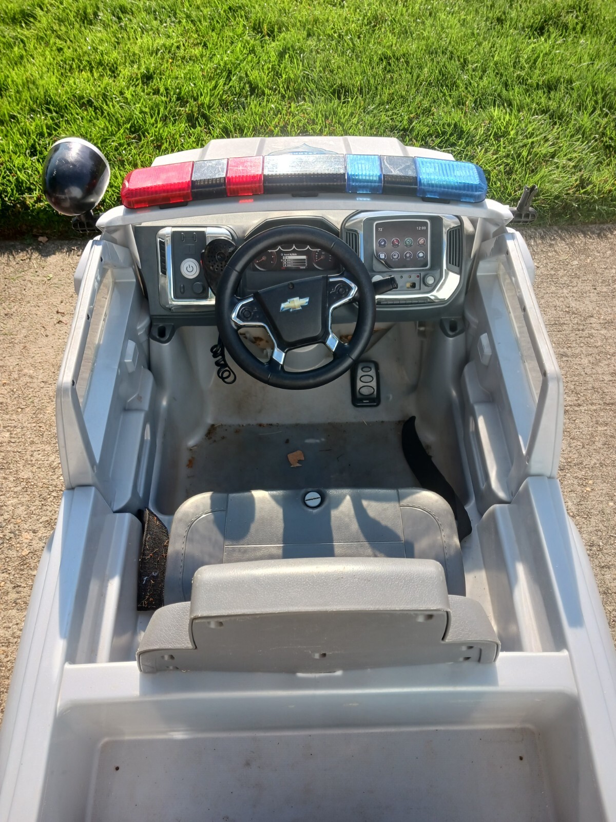Kids ride on chevy police truck with charger