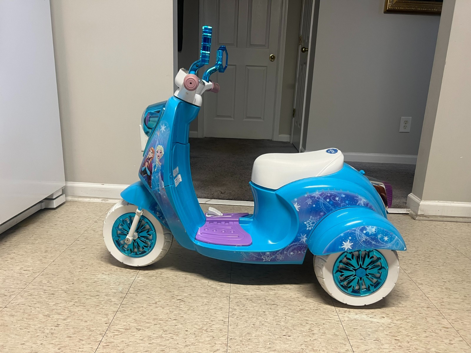 RARE DISNEY FROZEN 3 WHEEL BATTERY OPERATED SCOOTER