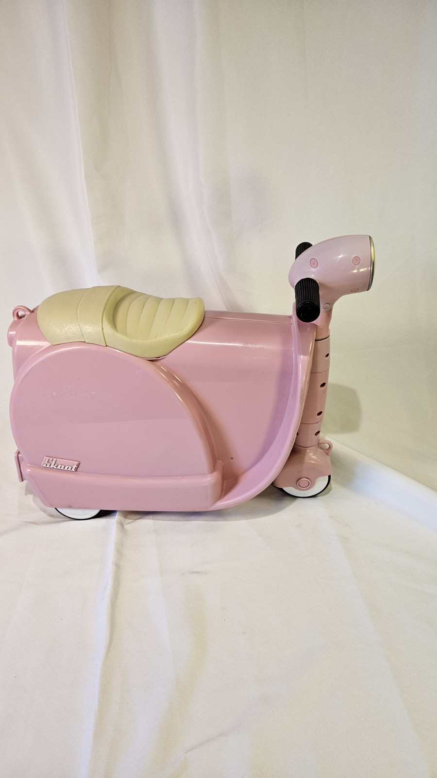 Skootcase, a 2-in-1 children’s ride-on toy scooter and suitcase