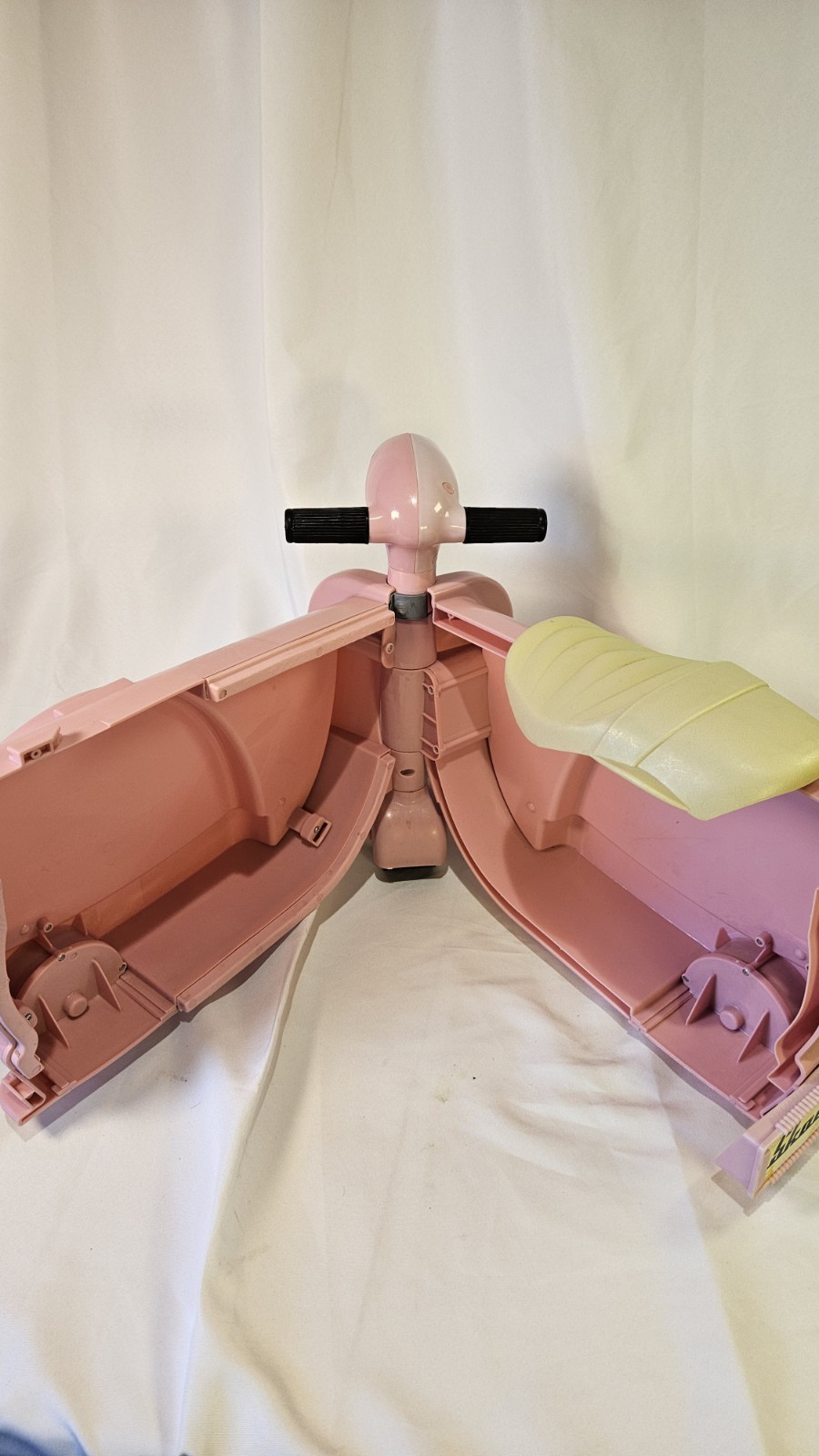 Skootcase, a 2-in-1 children’s ride-on toy scooter and suitcase