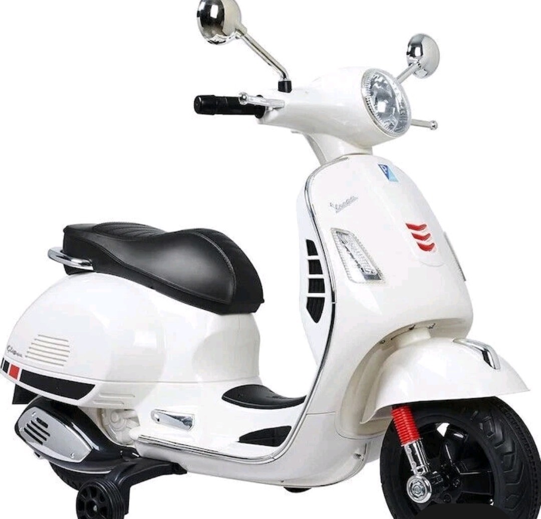 Brand New Huffy Vespa Scooter 6V Kids Ride-On in White