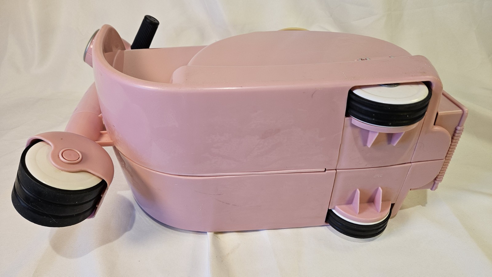 Skootcase, a 2-in-1 children’s ride-on toy scooter and suitcase