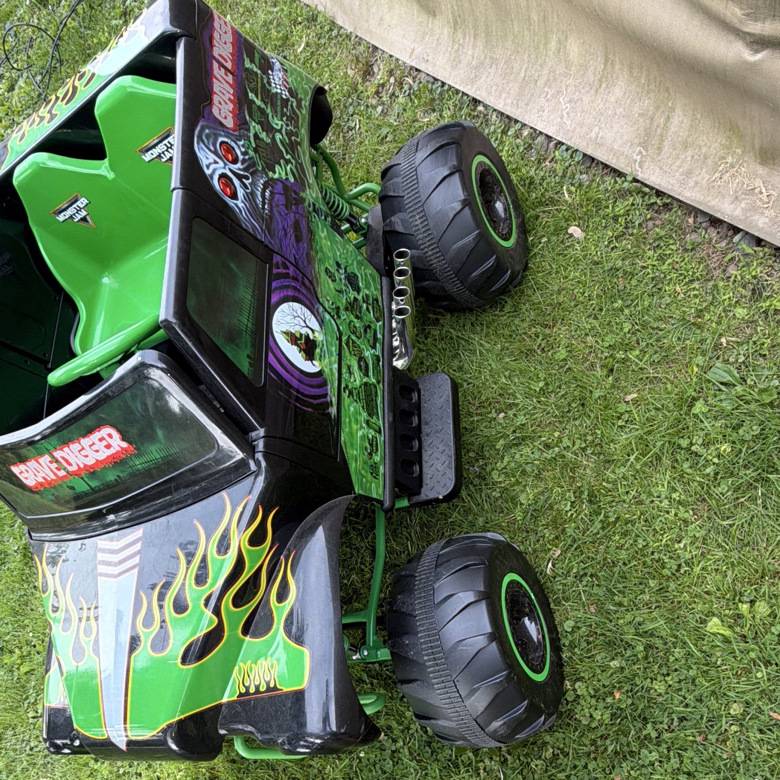 Monster Jam Grave Digger Battery Powered Ride-On Truck Toy, Black/Green