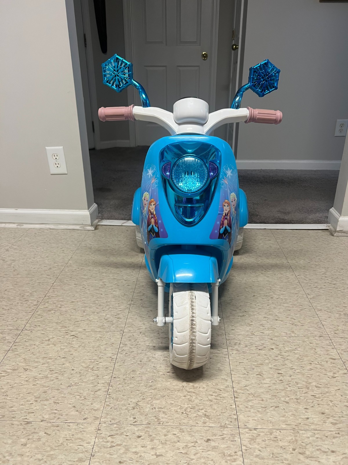 RARE DISNEY FROZEN 3 WHEEL BATTERY OPERATED SCOOTER