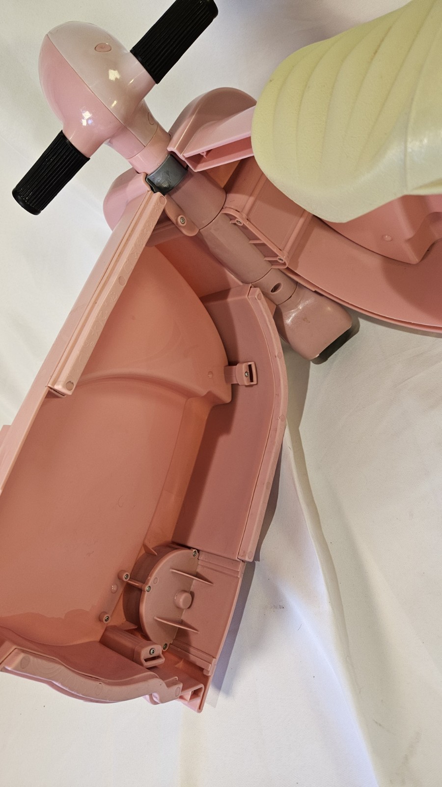 Skootcase, a 2-in-1 children’s ride-on toy scooter and suitcase