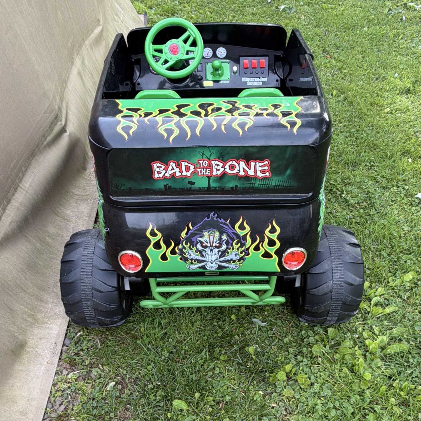 Monster Jam Grave Digger Battery Powered Ride-On Truck Toy, Black/Green
