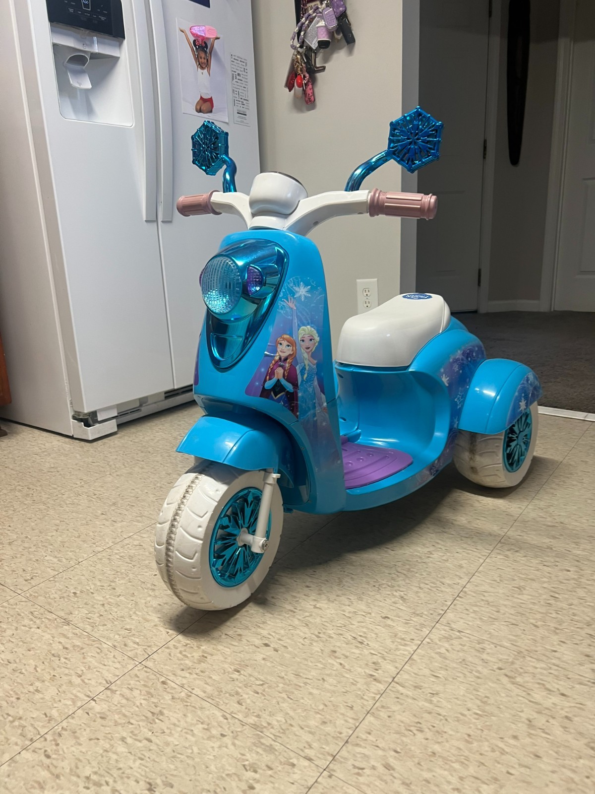 RARE DISNEY FROZEN 3 WHEEL BATTERY OPERATED SCOOTER