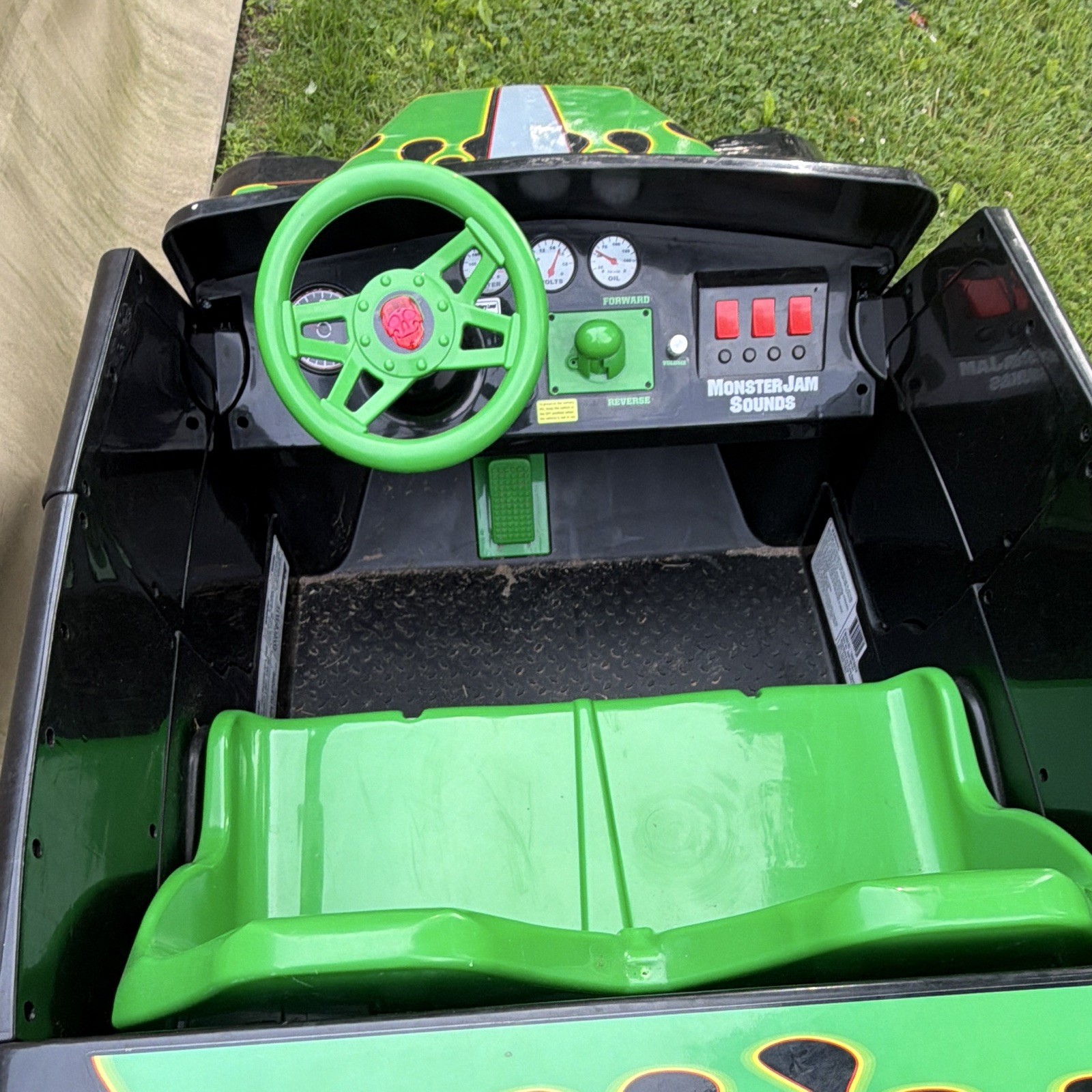 Monster Jam Grave Digger Battery Powered Ride-On Truck Toy, Black/Green
