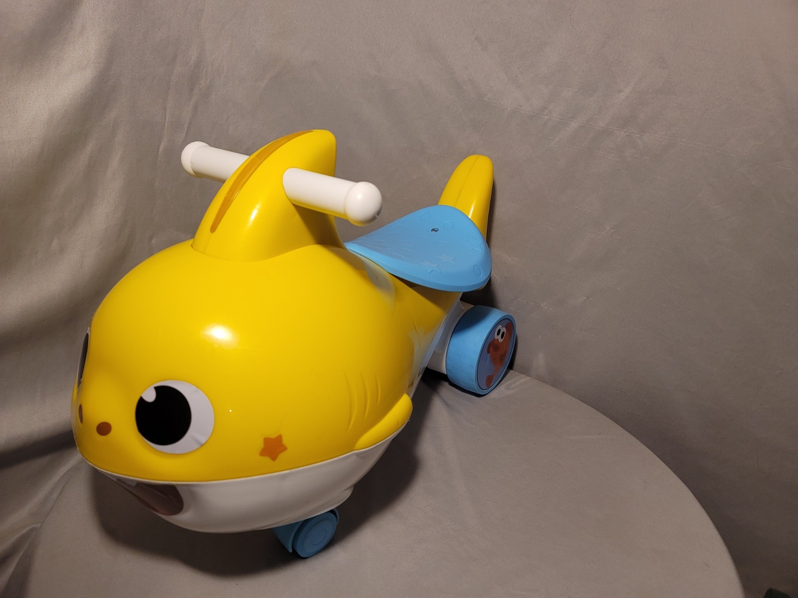 Dynacraft Baby Shark Foot to Floor Unisex Kids Ride-On Toy Age 18-36 Months Fish