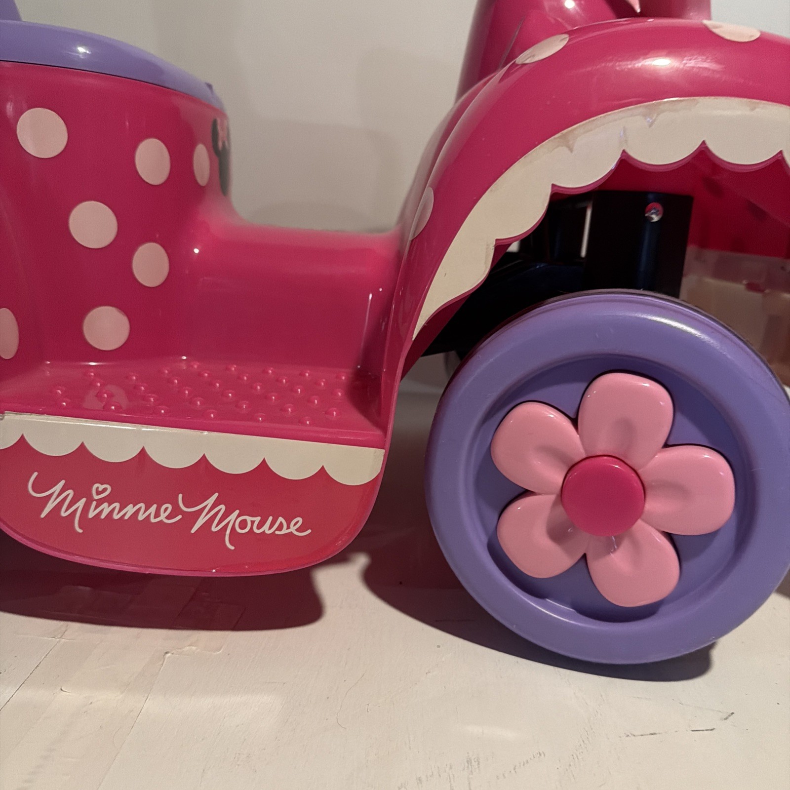 Minnie Mouse 6V Mobile Bakery Car Ride-On Disney Toy charger included ￼