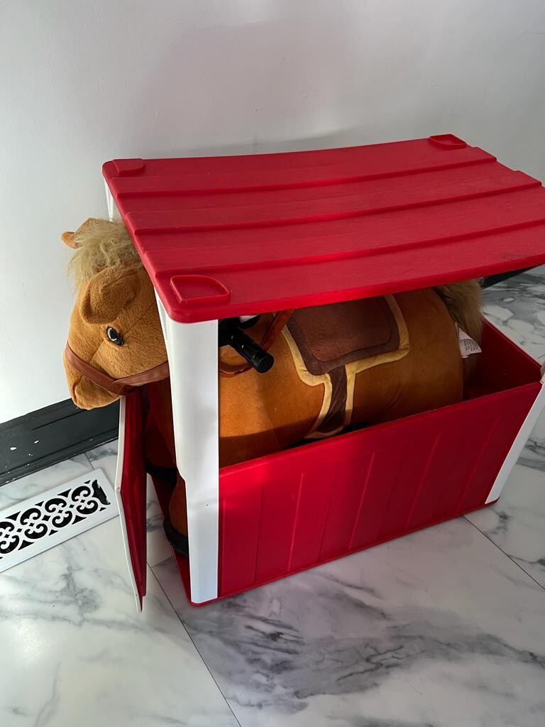 6 Volt Stable Buddies Chestnut Horse Plush Ride-On by Dynacraft With Barn