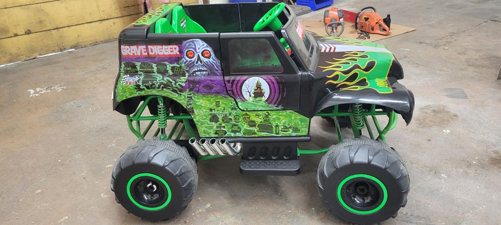 Monster Jam Grave Digger Battery Operated Kids Ride-On Monster Truck 24v