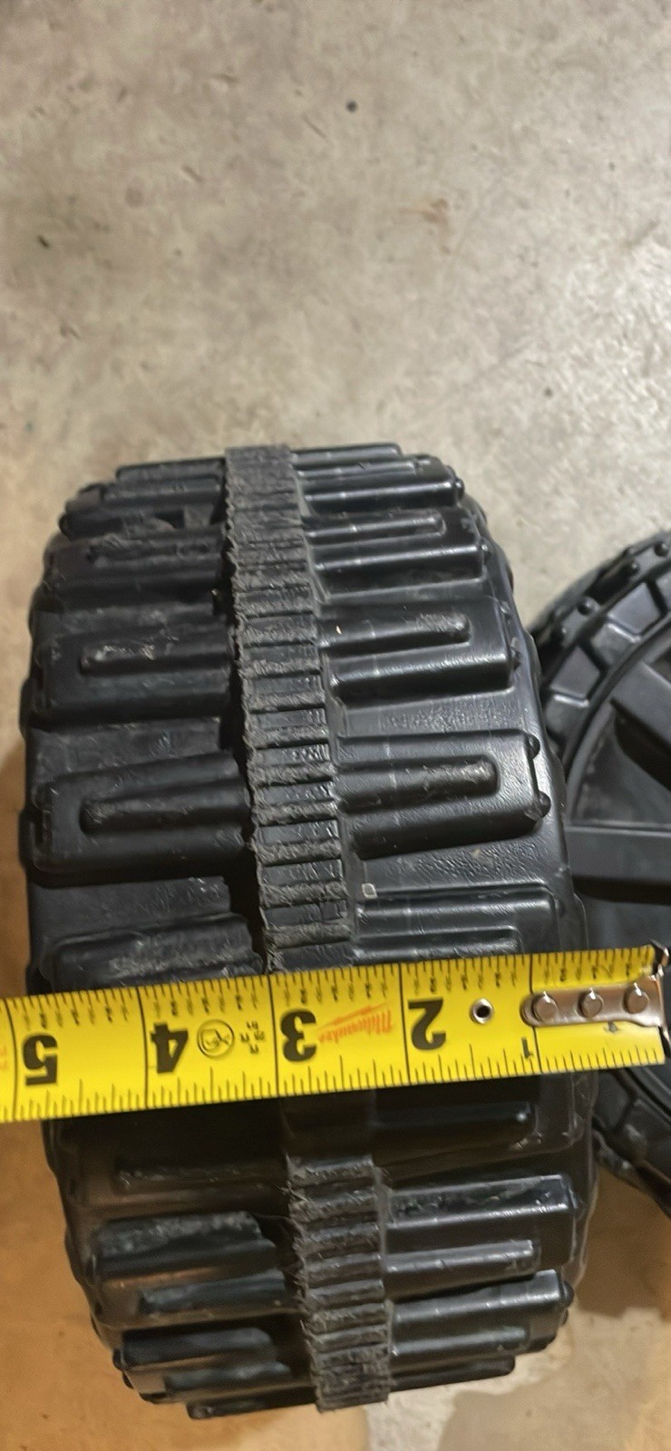Pair Of Front Wheels For 24v Thunder Tank Ride On Toy