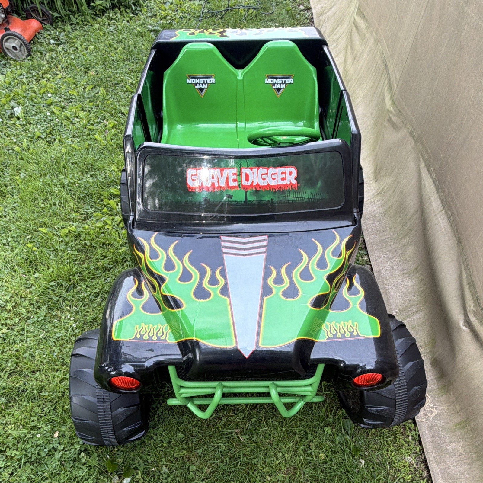 Monster Jam Grave Digger Battery Powered Ride-On Truck Toy, Black/Green