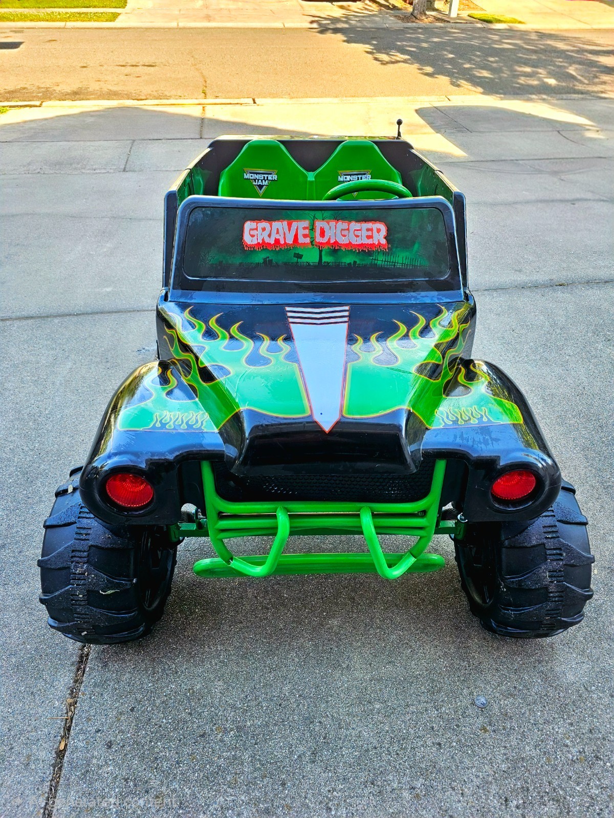Monster Jam Grave Digger Battery Powered Ride-On Truck Toy, Black/Green