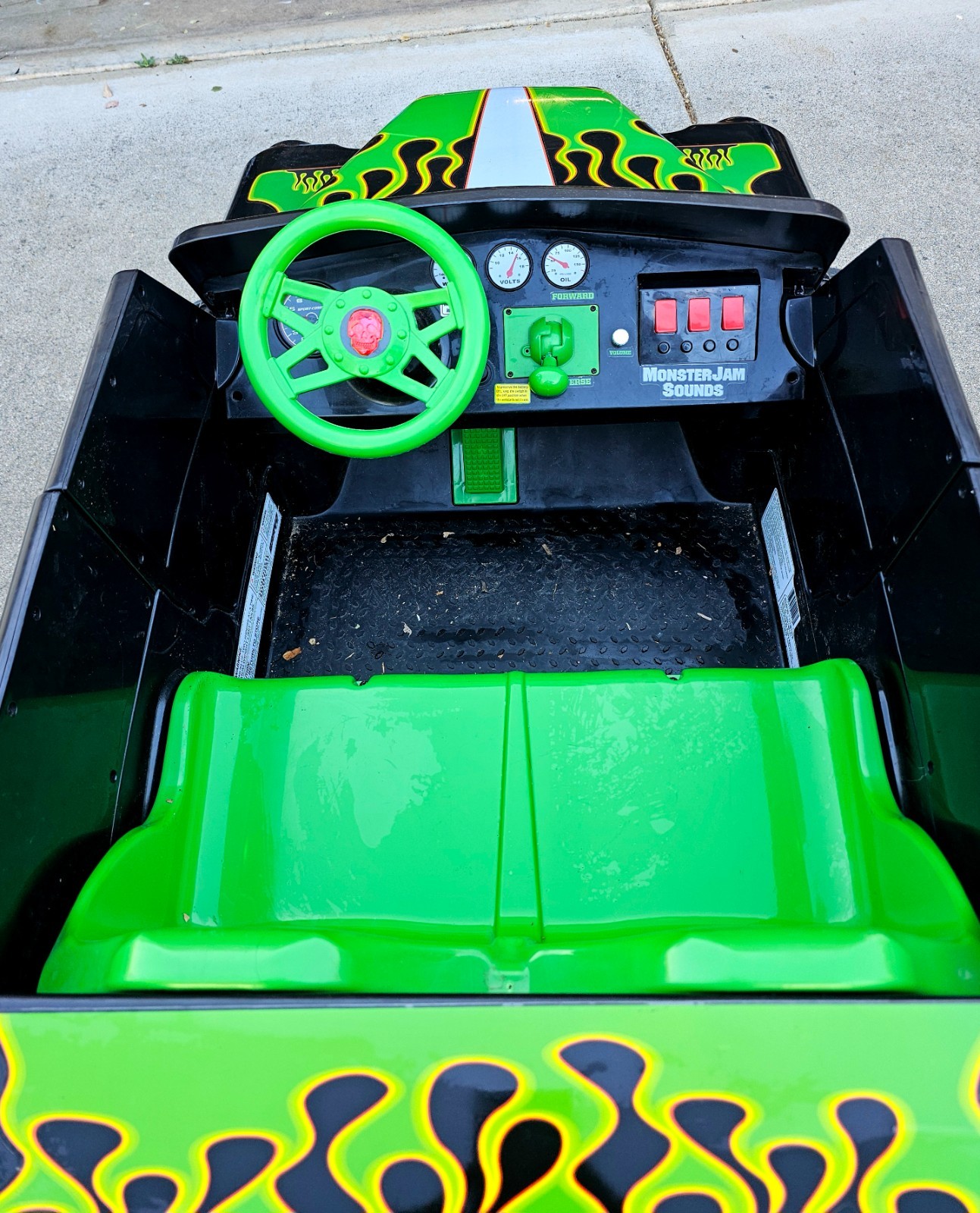 Monster Jam Grave Digger Battery Powered Ride-On Truck Toy, Black/Green