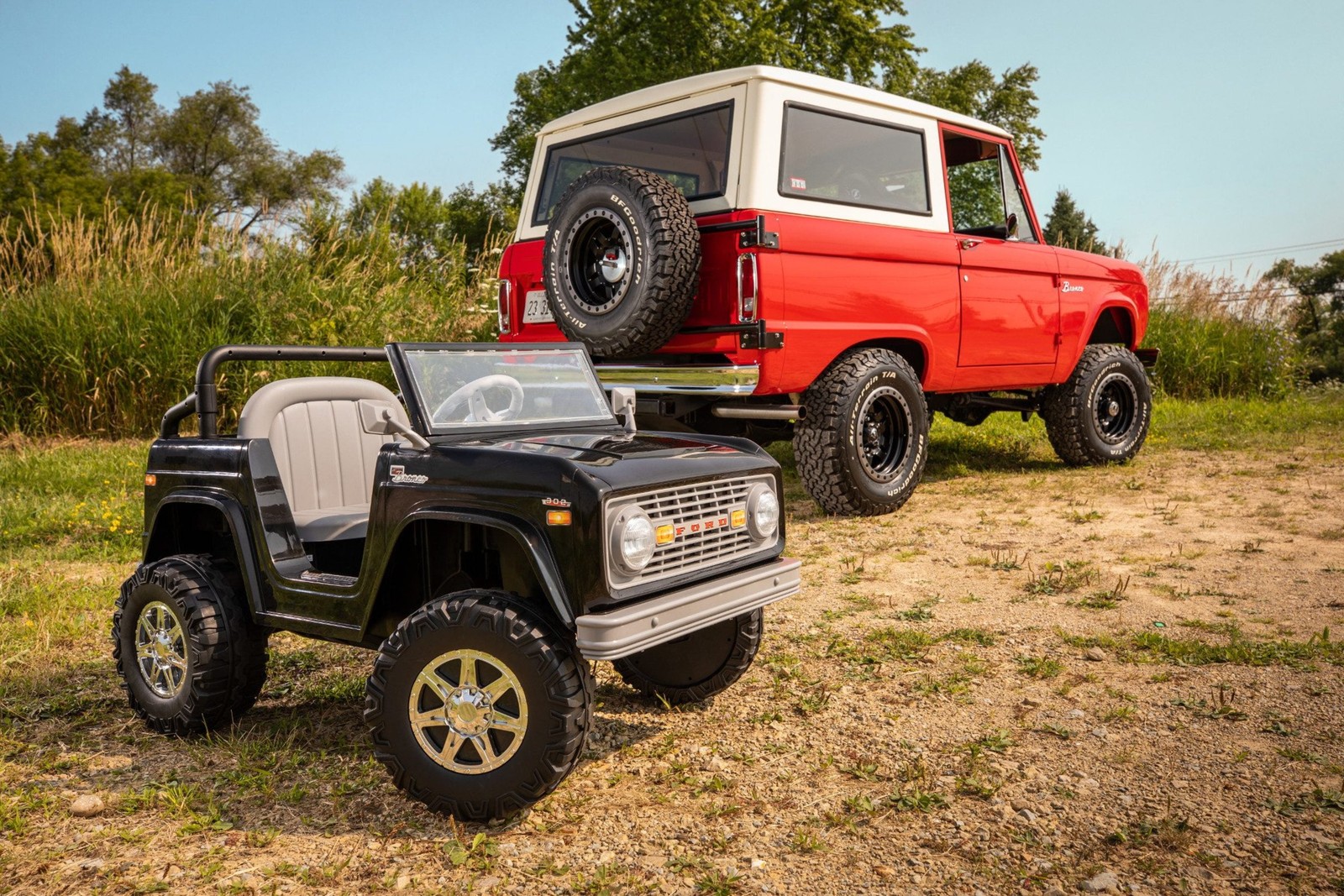 Classic 6V Ford Bronco Ride-On Car with Headlights and Horn Black Ages 3+