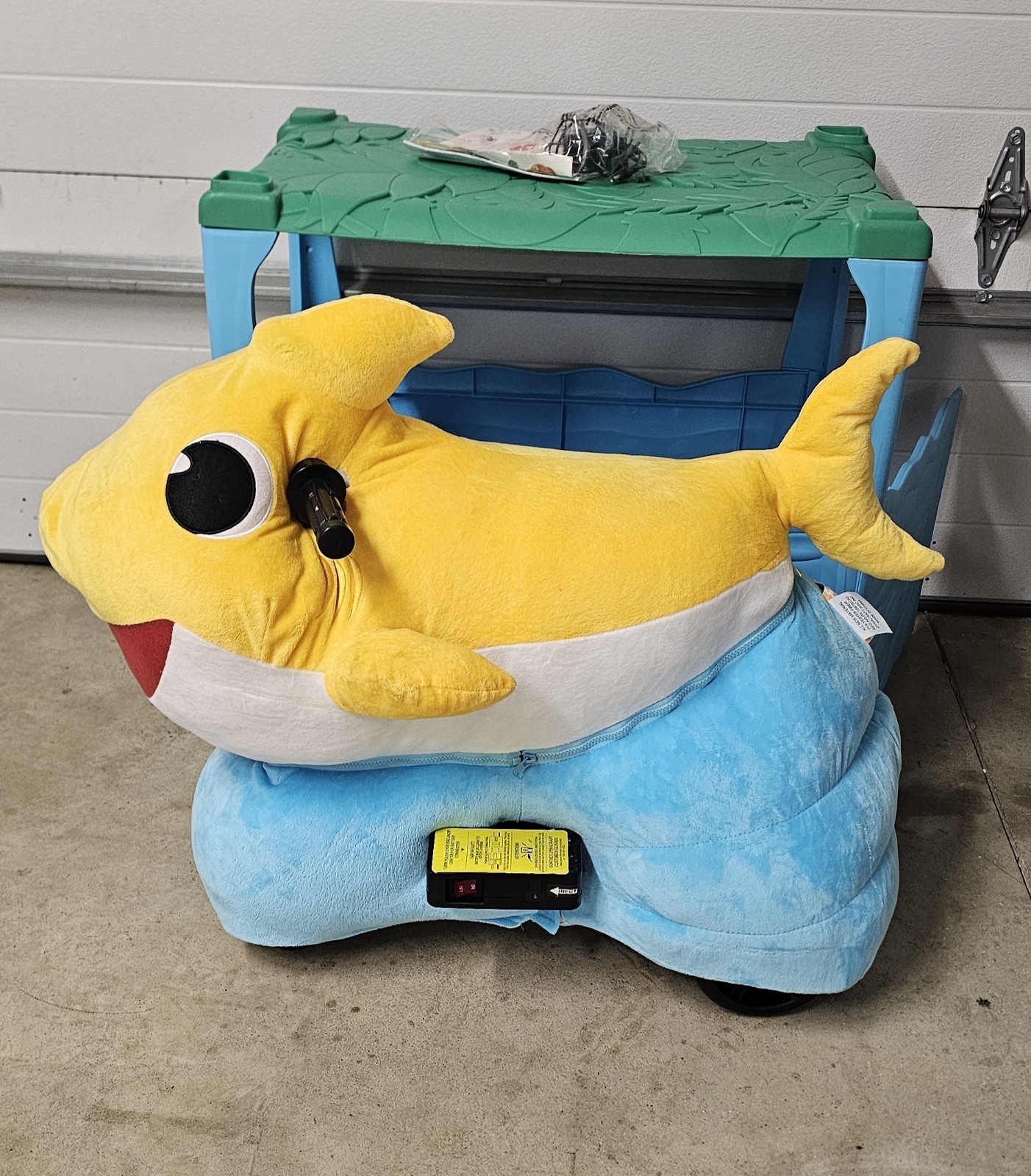 🦈Dynacraft Baby Shark 6V⚡️Super Soft Plush Ride On Toy Ocean Crate Bed