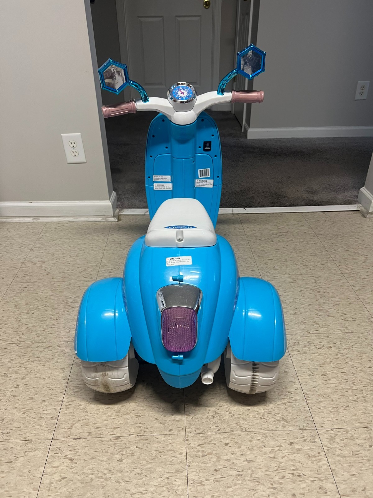 RARE DISNEY FROZEN 3 WHEEL BATTERY OPERATED SCOOTER