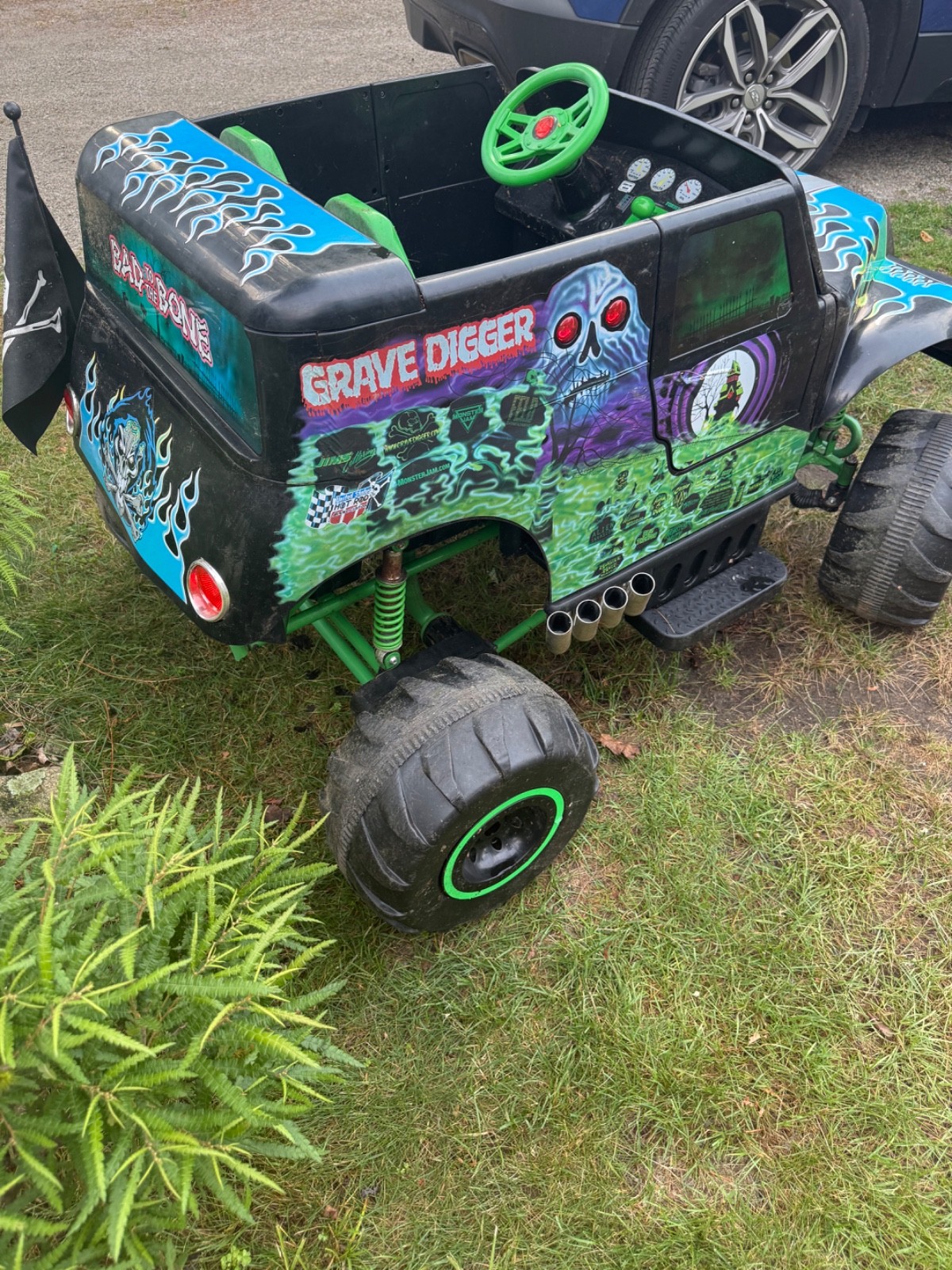 Monster Jam Grave Digger Battery Powered Ride-On Truck Toy, Black/Green