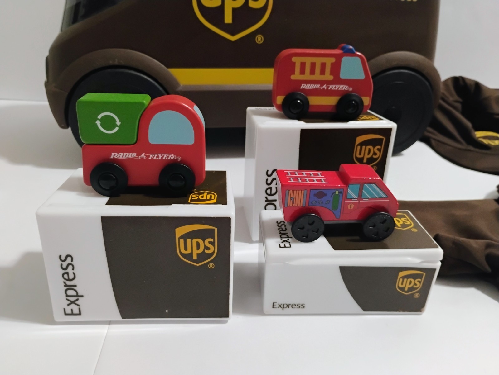 Radio Flyer UPS Ride On Car With Packages & UPS Size 3-4 Years Old Costume