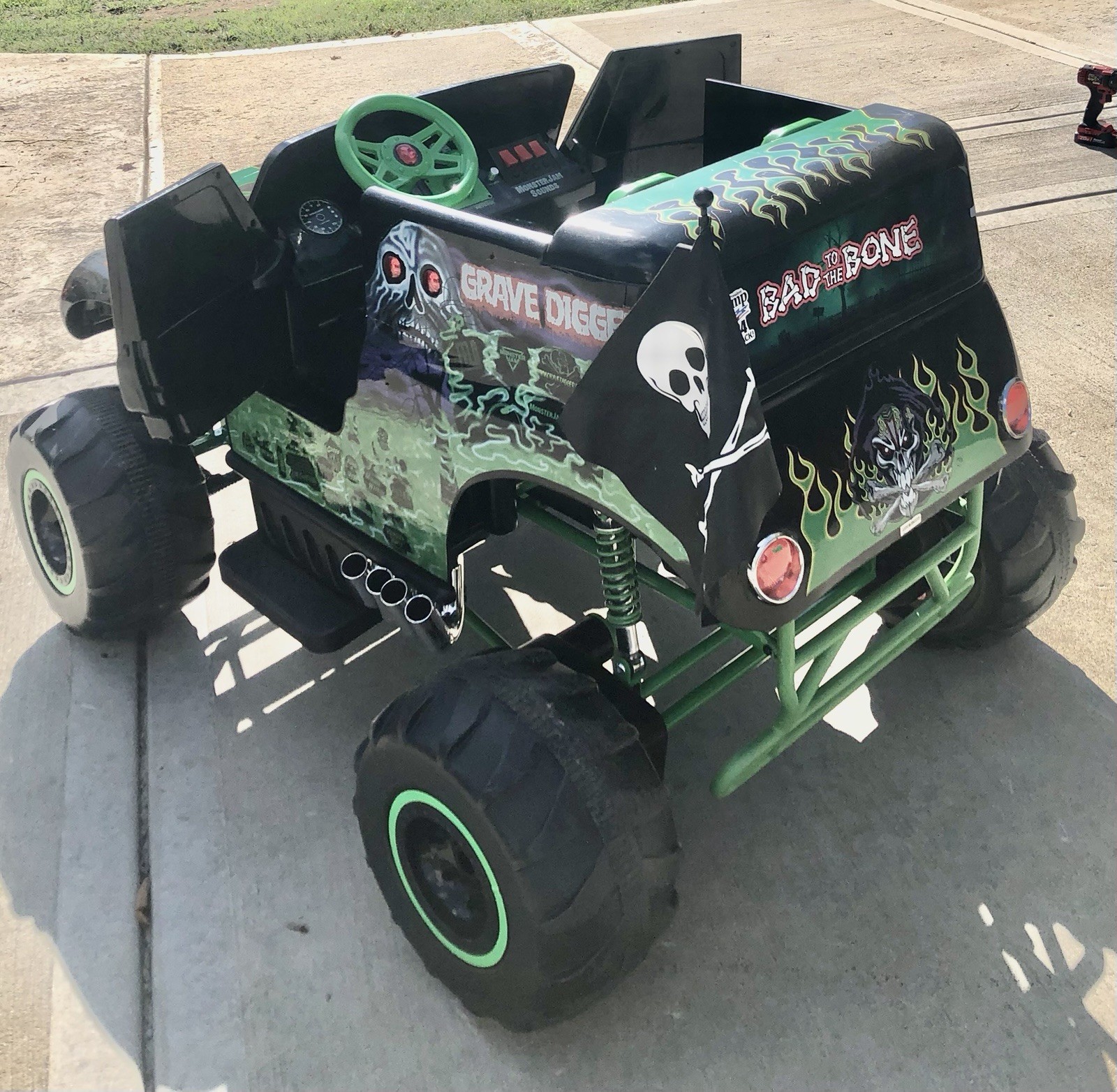 Monster Jam Grave Digger Battery Operated Ride-On Truck Green Black