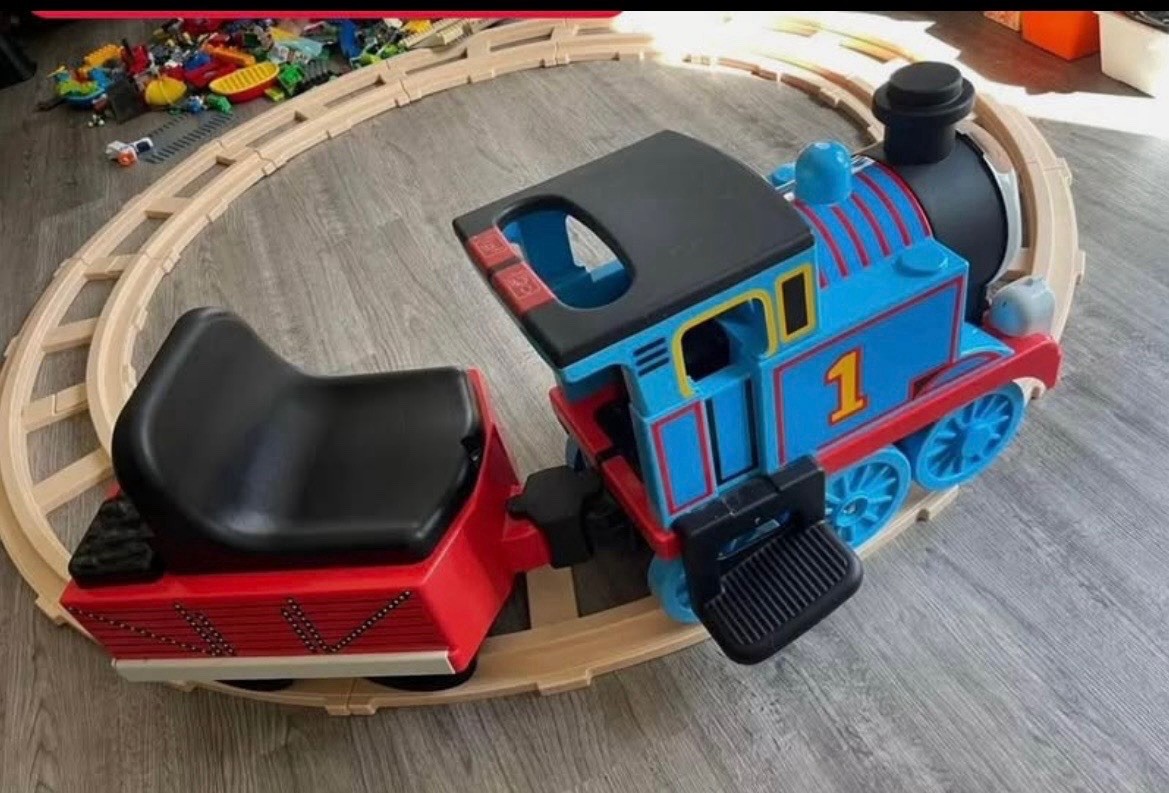 Fisher-Price Power Wheels Thomas & Friends Ride-On Train with Track, Ages 1-4