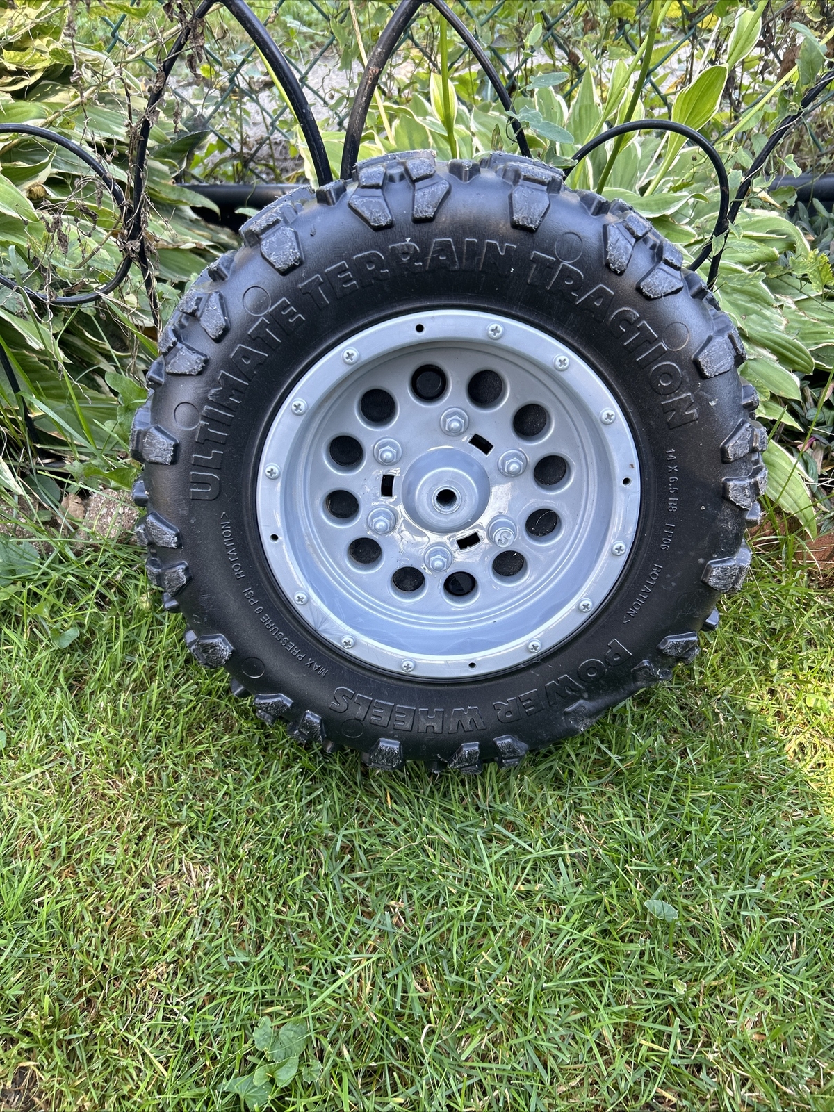 Power Wheels, Ford F150 Front Right Passenger Wheel And Hubcap With Rear Hub