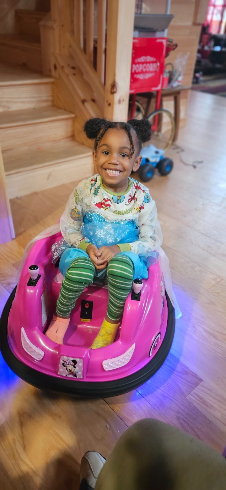 Disney Minnie Mouse Battery-Powered Bumper Car Ride-On, Ages 18-48 Months, Pink