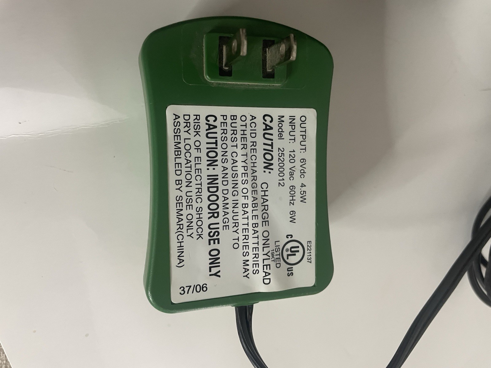 PEG PEREGO 6 VOLT 4 AH 6 VOLT 6 V BATTERY AND CHARGER COMBO IAKB0509 MECB0037U