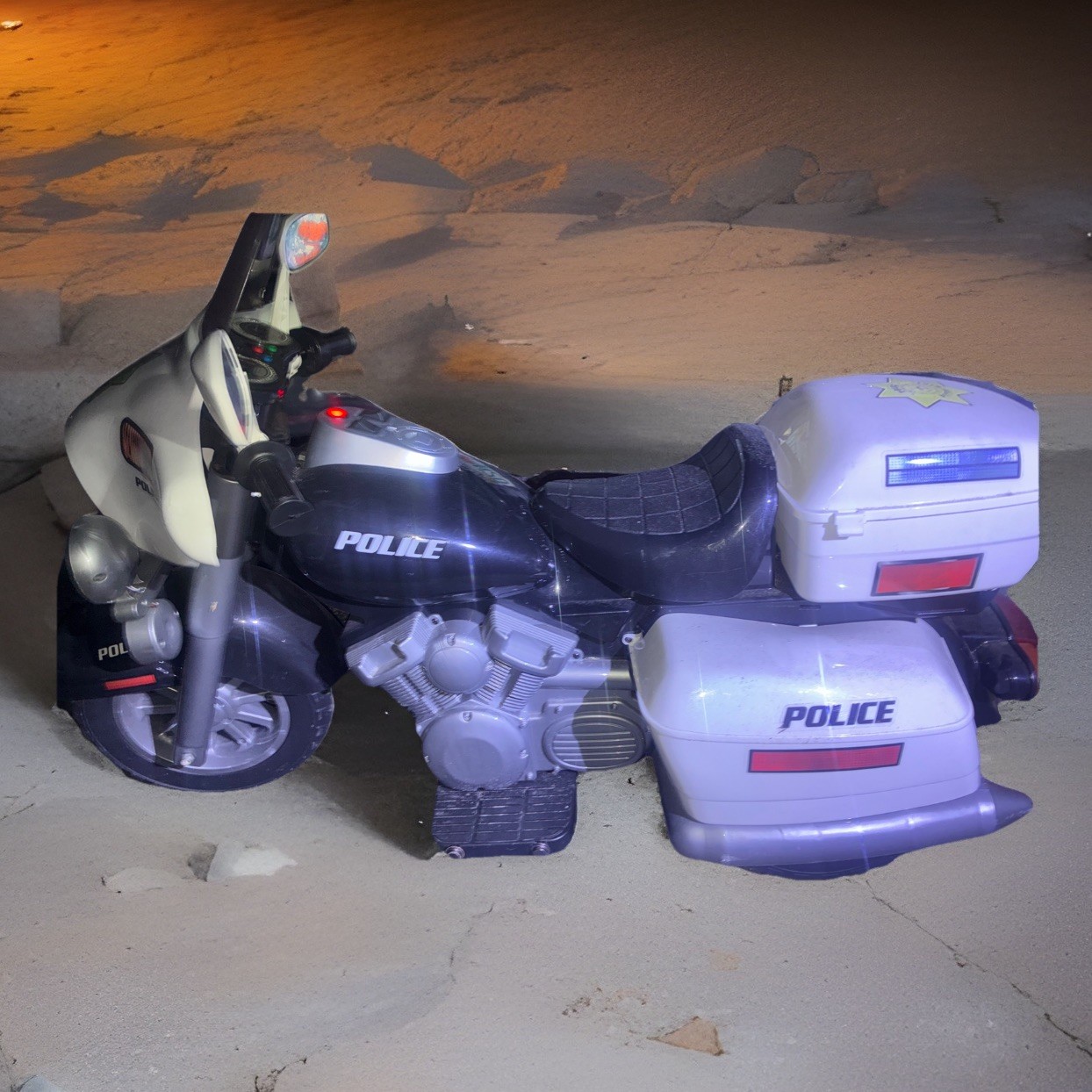 3-Wheel Battery Powered Ride on Toy Motorcycle Police Chopper in Black