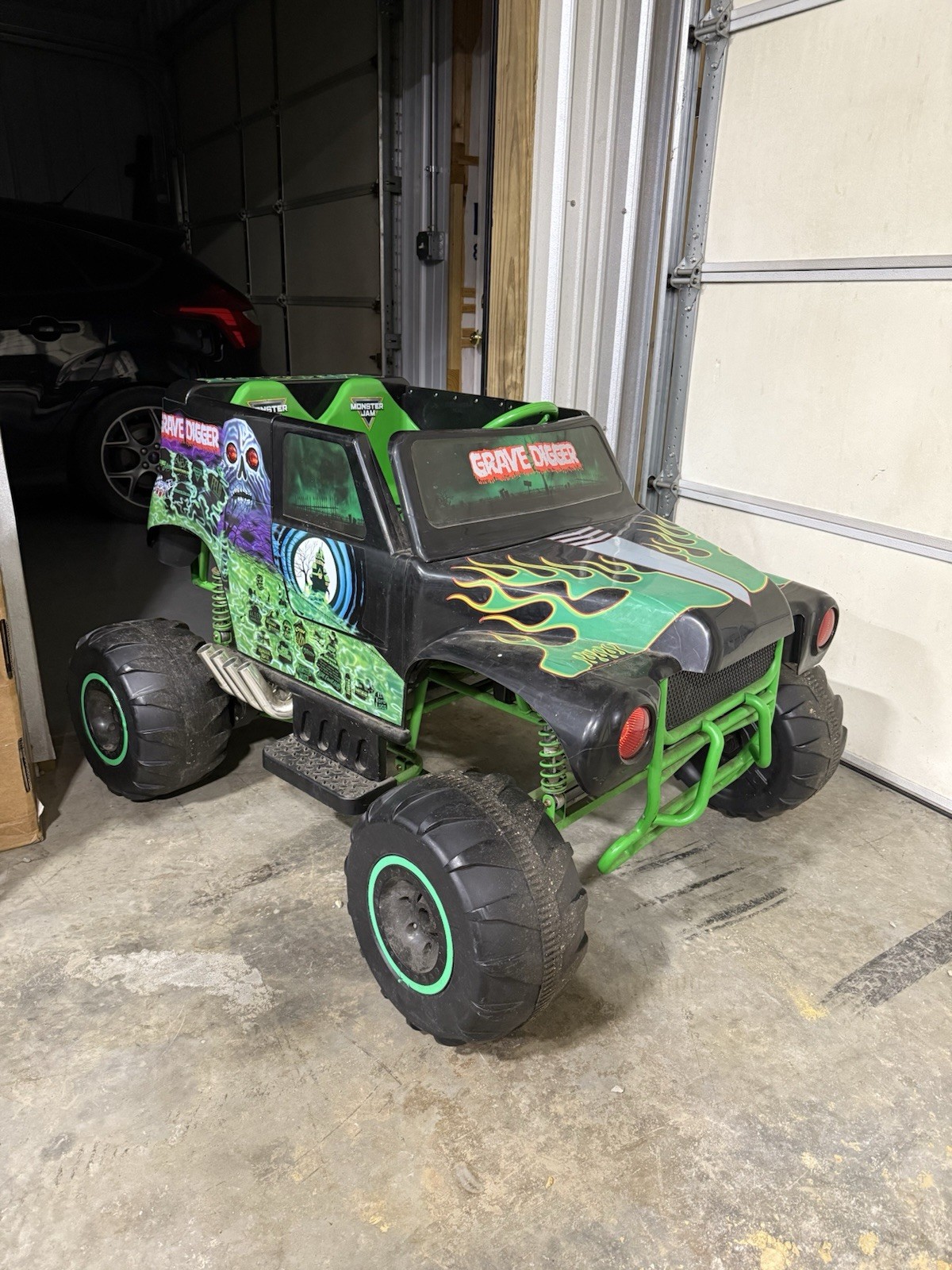 Monster Jam Grave Digger 24 Volt Battery Powered Kids Ride on Truck Quad Vehicle