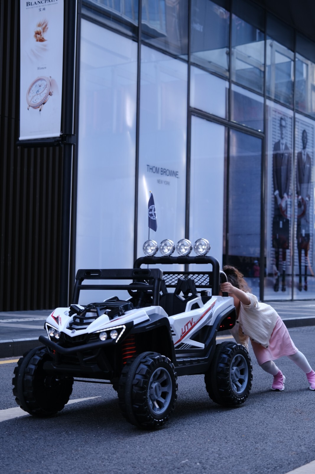 Vivicreate Kids ride on car 12v battery remote control iphone app LED lights