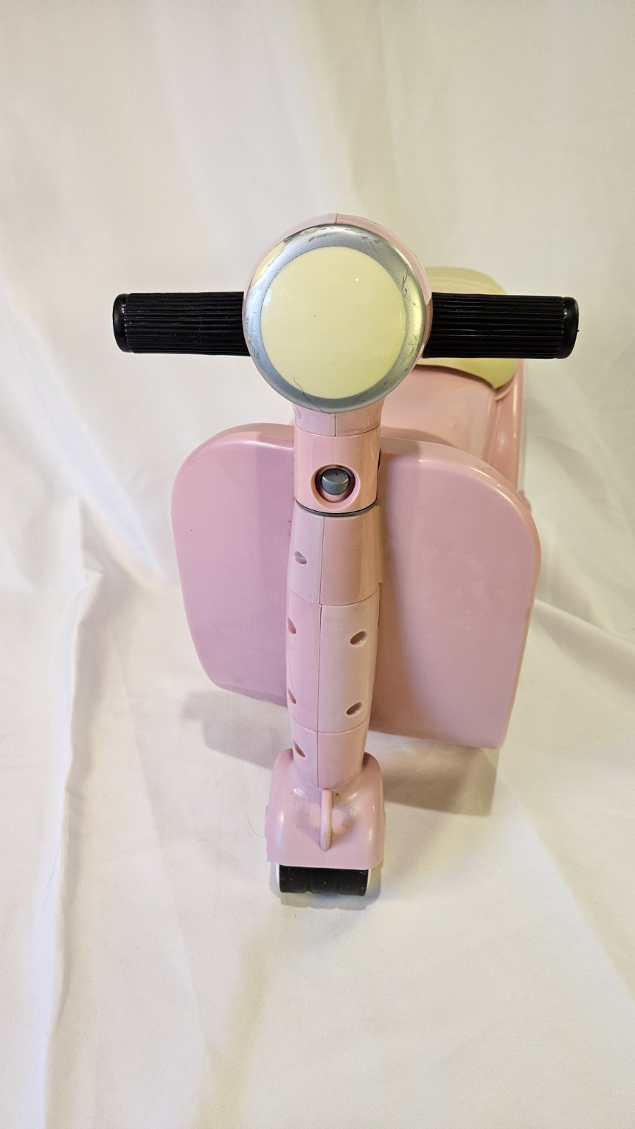 Skootcase, a 2-in-1 children’s ride-on toy scooter and suitcase