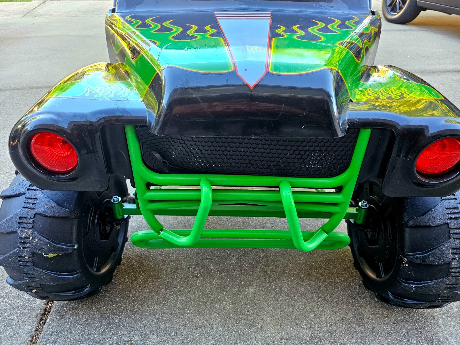 Monster Jam Grave Digger Battery Powered Ride-On Truck Toy, Black/Green