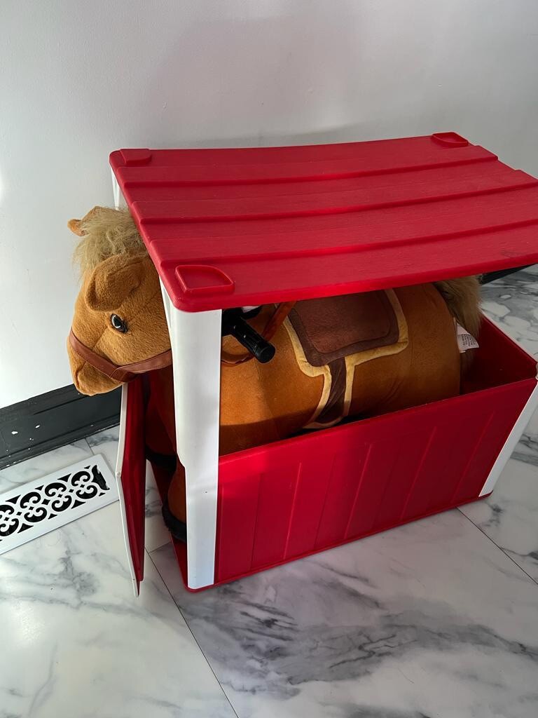 6 Volt Stable Buddies Chestnut Horse Plush Ride-On by Dynacraft With Barn