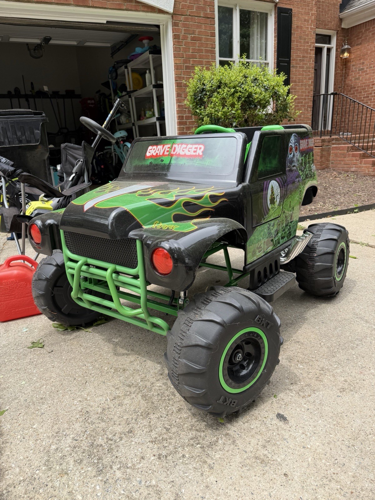Monster Jam 24v Grave Digger Ride-On Monster Truck