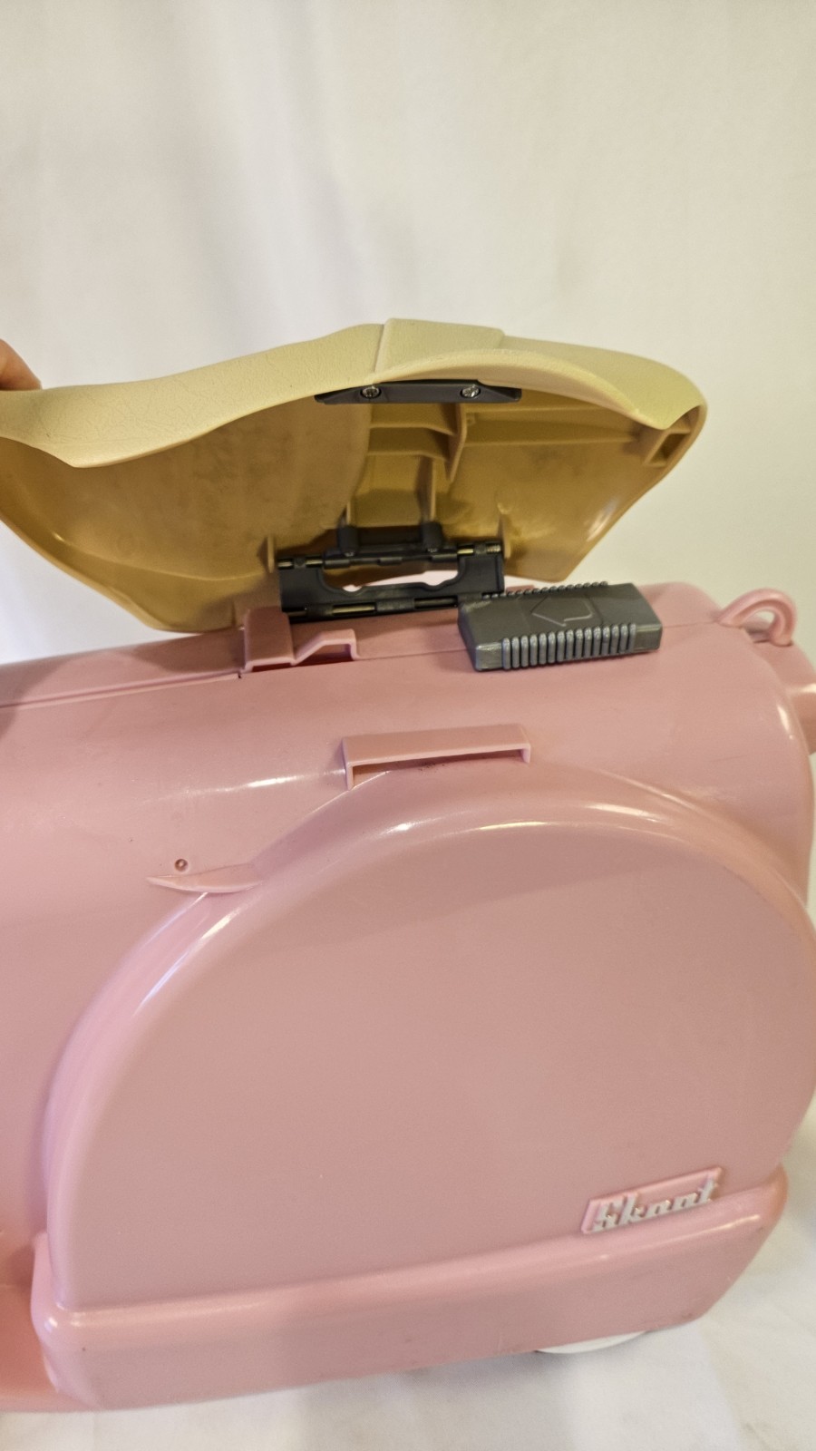 Skootcase, a 2-in-1 children’s ride-on toy scooter and suitcase
