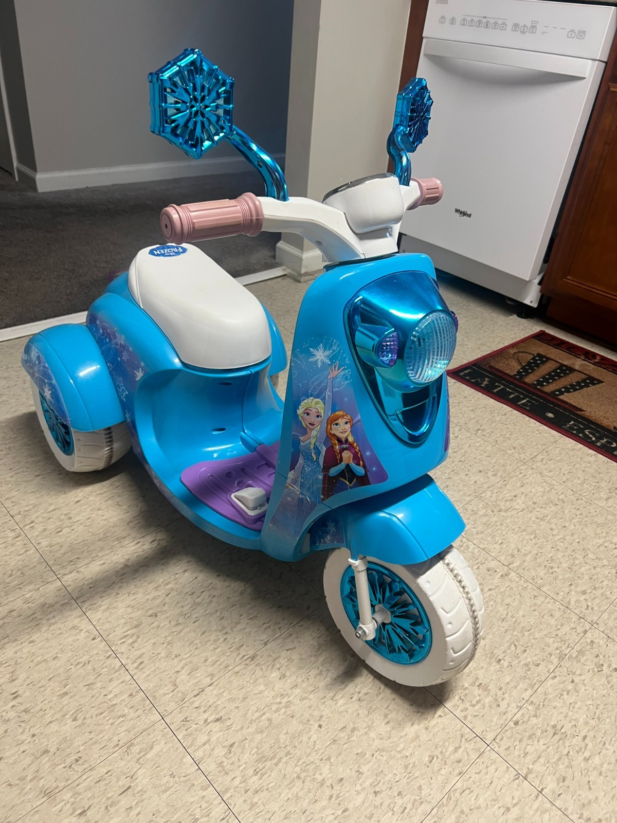 RARE DISNEY FROZEN 3 WHEEL BATTERY OPERATED SCOOTER