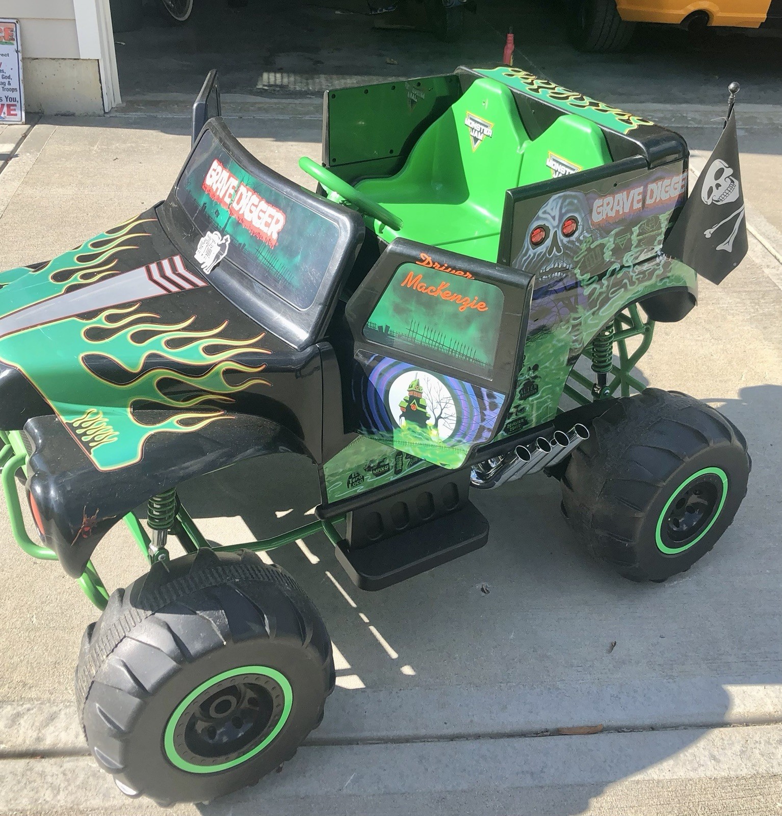 Monster Jam Grave Digger Battery Operated Ride-On Truck Green Black