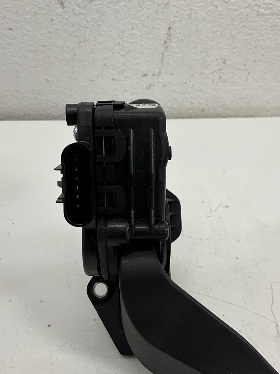 2016 Nissan Maxima Accelerator Gas Pedal with Sensor OEM