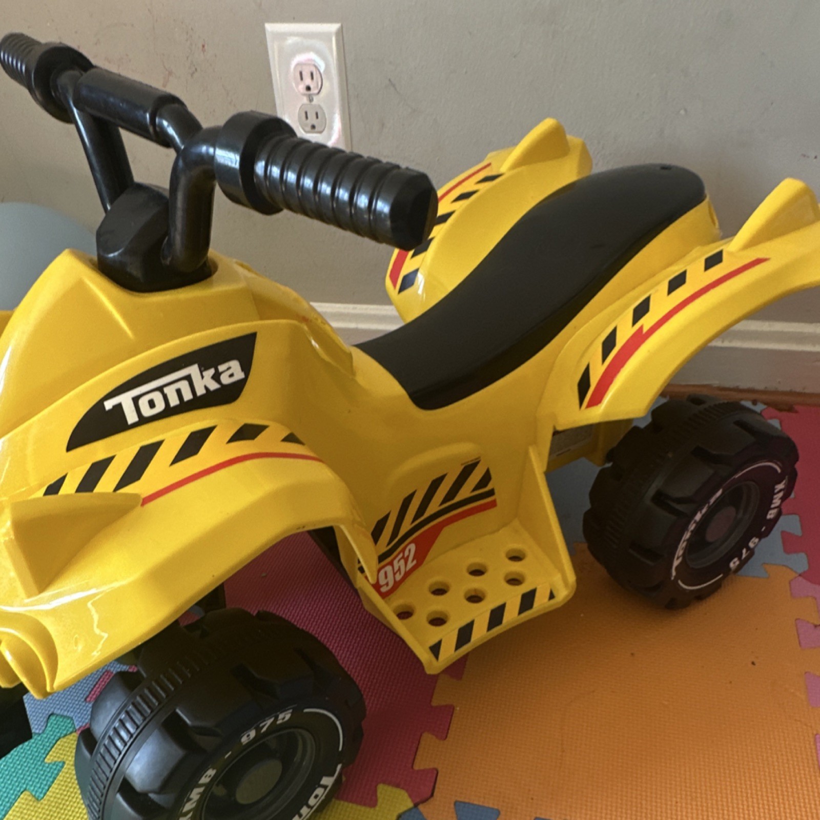 Carrito Tonka Battery Operated Ride-On ATV Yellow Model 19123 Trucks Theme 2021