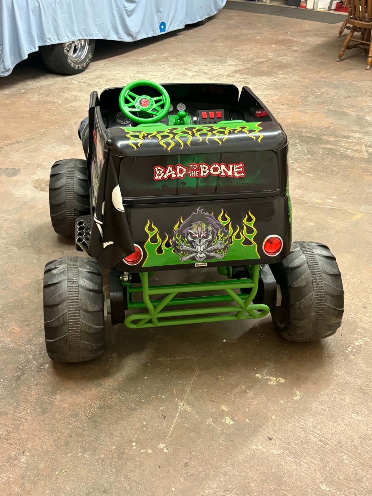 Monster Jam Grave Digger Battery Operated Kids Ride-On Monster Truck 24v