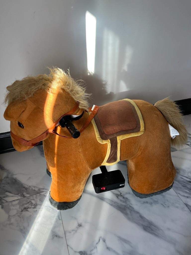 6 Volt Stable Buddies Chestnut Horse Plush Ride-On by Dynacraft With Barn