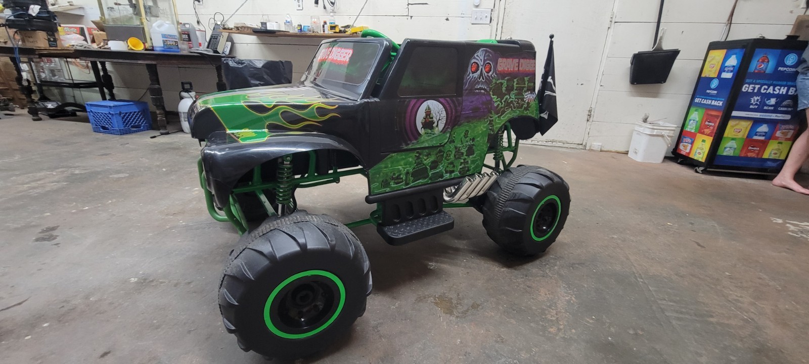 Monster Jam Grave Digger Battery Operated Kids Ride-On Monster Truck 24v