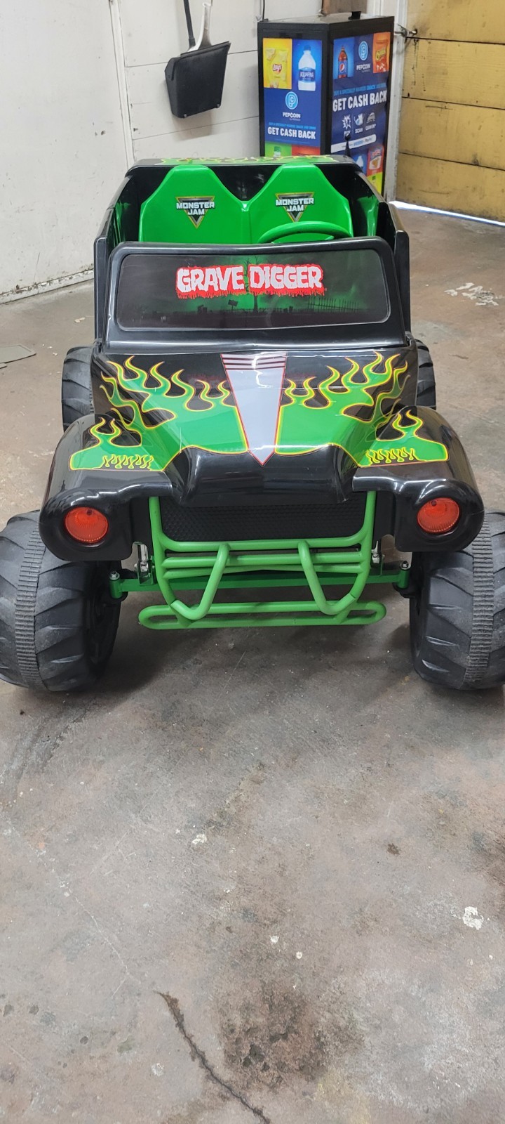 Monster Jam Grave Digger Battery Operated Kids Ride-On Monster Truck 24v