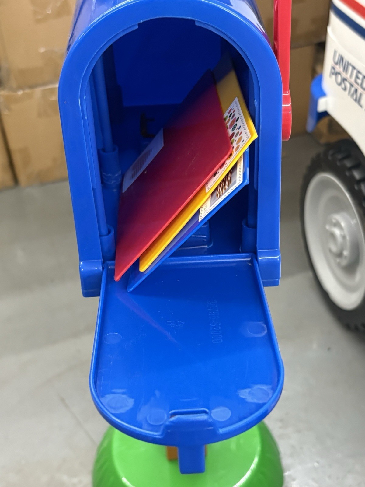 Kid Trax USPS Battery Ride-On Mail Truck with Mailbox Accessory 4-7 2024