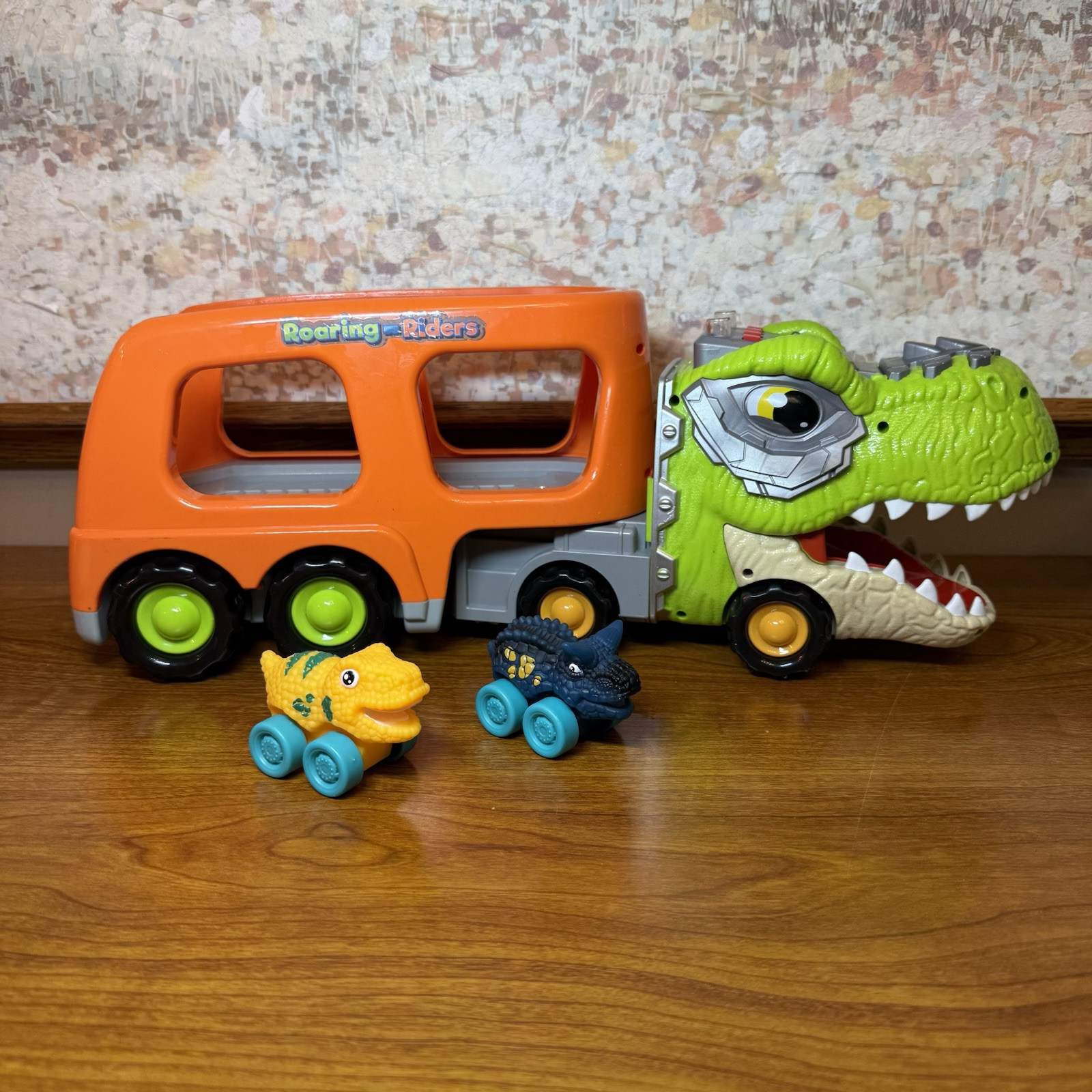 JOYIN Dinosaur Truck Toys for Kids, Kids Boys Age 3-5 Cars Used Roaring Riders