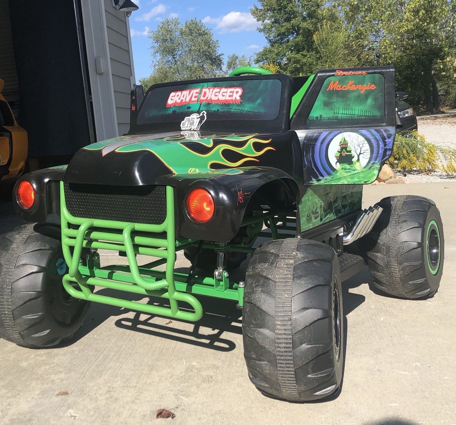 Monster Jam Grave Digger Battery Operated Ride-On Truck Green Black